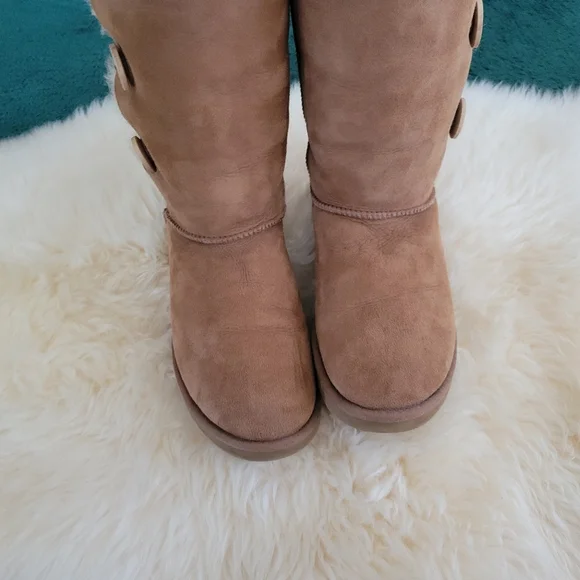 Ugg Boots Women's Bailey Button Triplet. Tan Size 10. - Picture 7 of 10